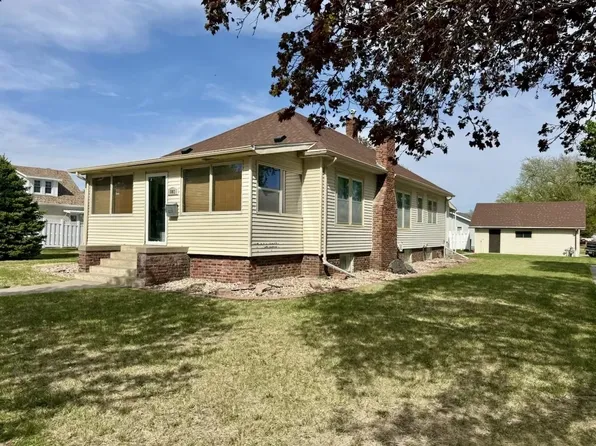 802 Sheridan St, Holdrege, NE 68949