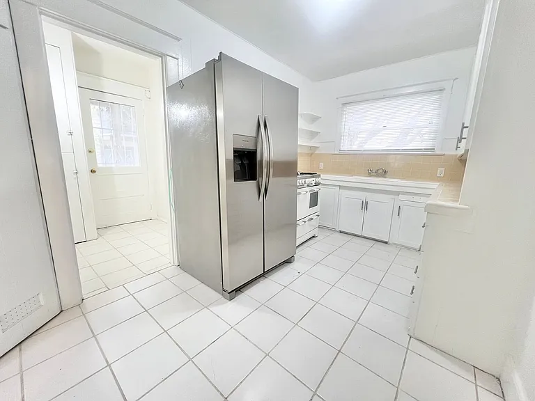 Charming 2 Bed / 2 Bath Apartment on Ocean Blvd Garage Included — Photo 4