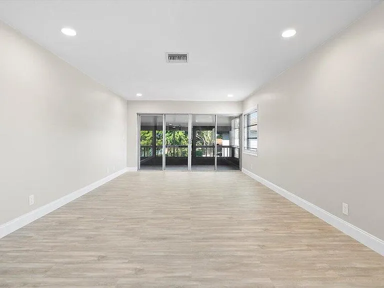 13921 Royal Palm Ct #D — Photo 12