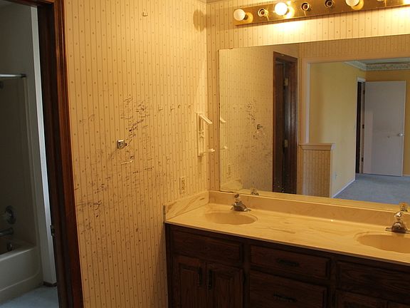 2nd image of 2710 Grinnell Dr