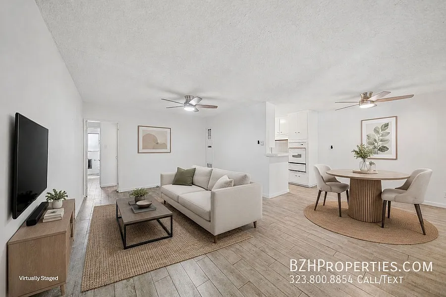 Spacious 1 Bedroom with Pool and Parking — Photo 1