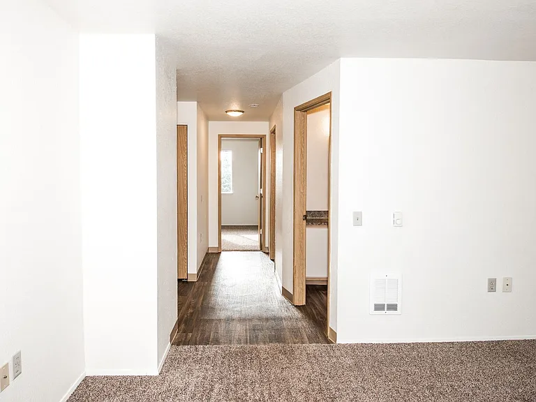 Rivercrest Apartments — Photo 10