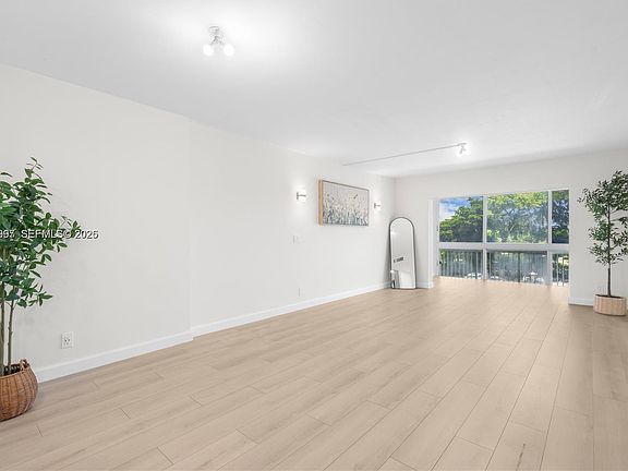 5th image of 4400 Hillcrest Dr APT 314B