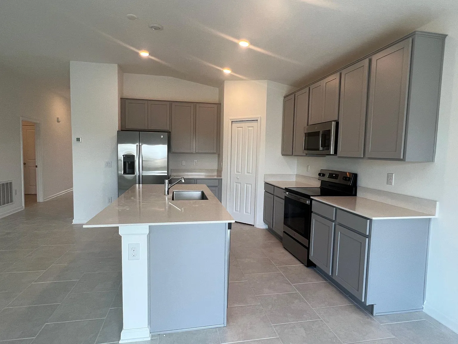 4 bed, 1936 sqft, $2,450 — Photo 4