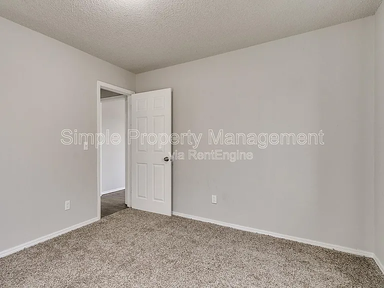 4007 N Rockwell Ave — Photo 7