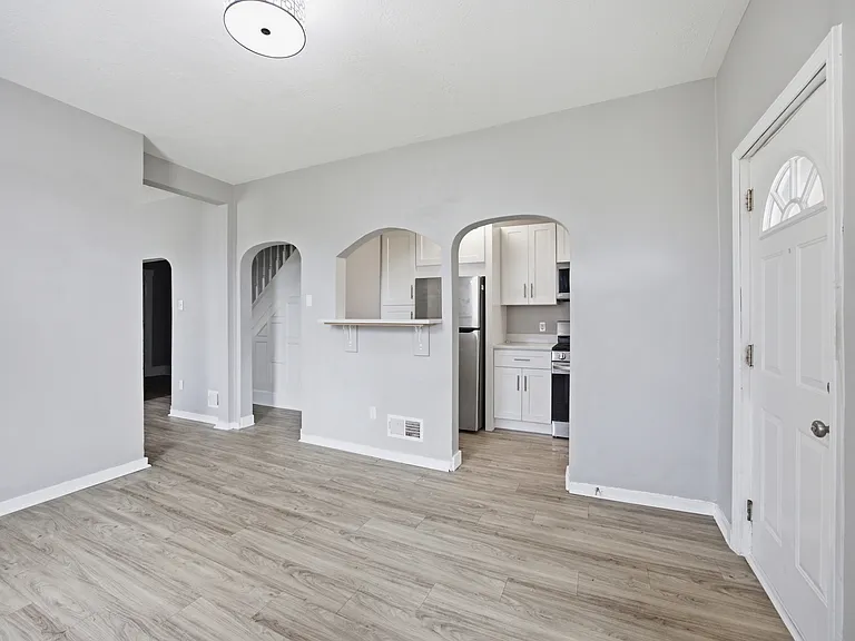 827 Hinnerman St — Photo 3