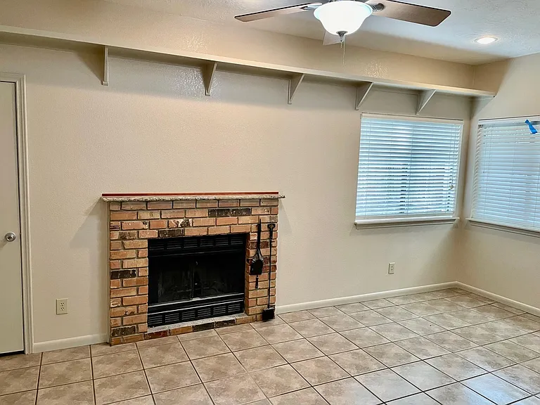421 W San Antonio St #J1 — Photo 11