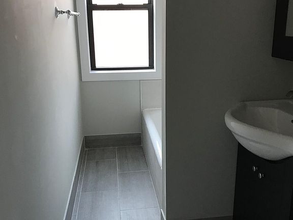 3rd image of 1938 W Wilson Ave #2