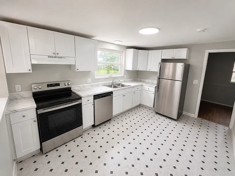 837 Lafayette Ln — Photo 8