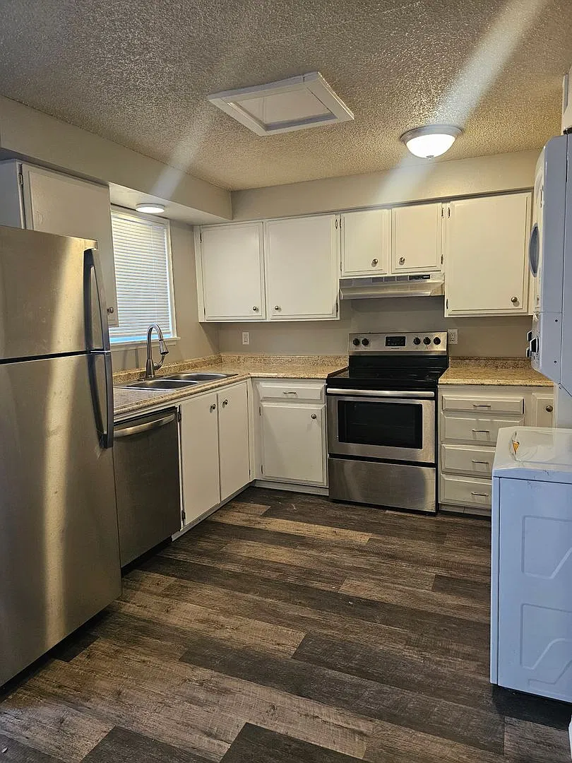 5115 (Samavi Llc) New England Townhomes — Photo 2