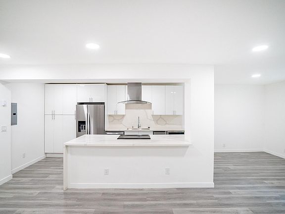 3rd image of 3461 Waverly Dr #301