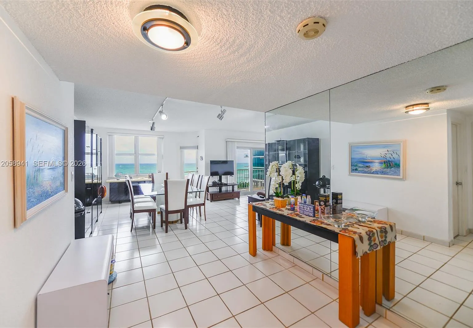 Hemispheres Condo — Photo 2