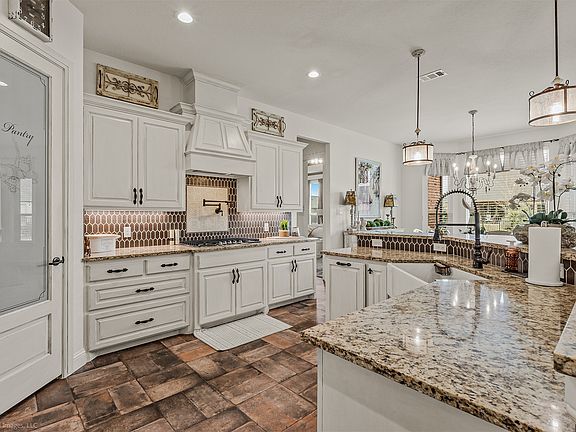 3rd image of 1008 Balgair St