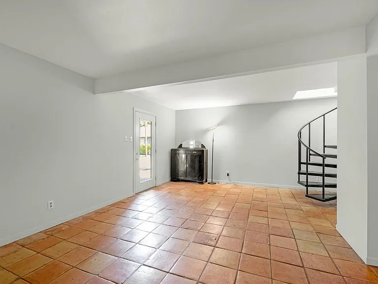 2415 Columbia St — Photo 2