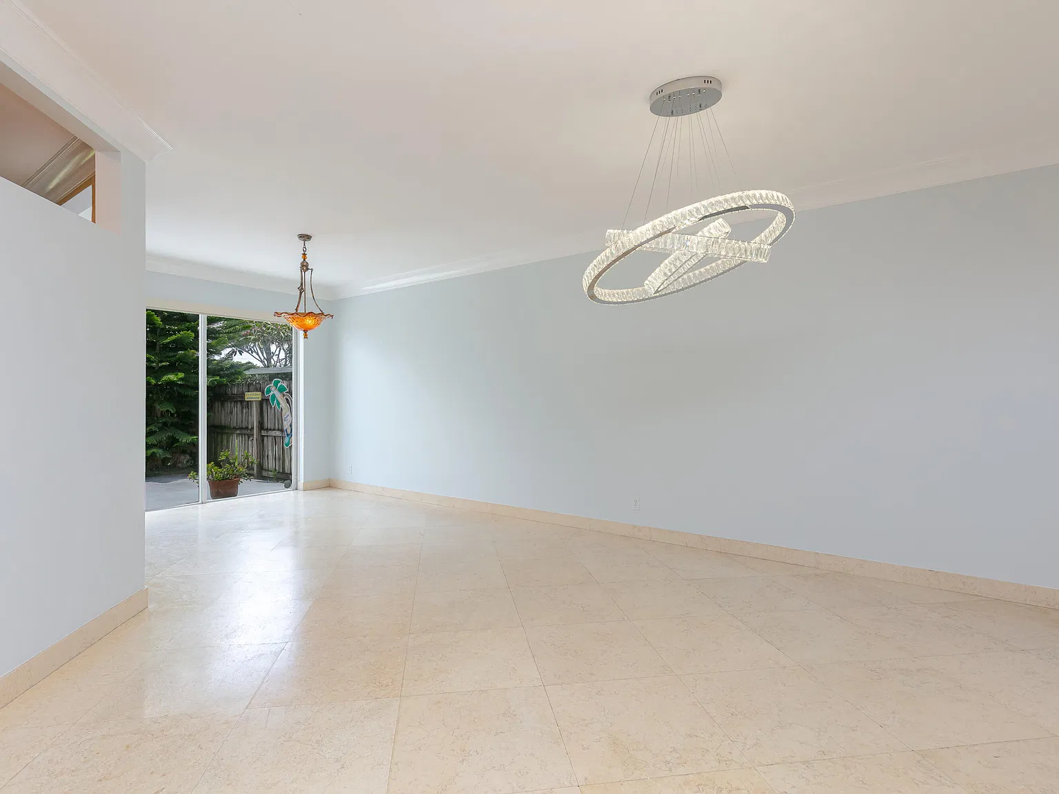 4 bed, 2.5 bath, 2644 sqft, $4,500 — Photo 1
