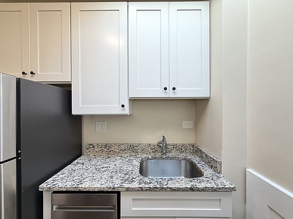 5th image of 809 Elm St APT 3