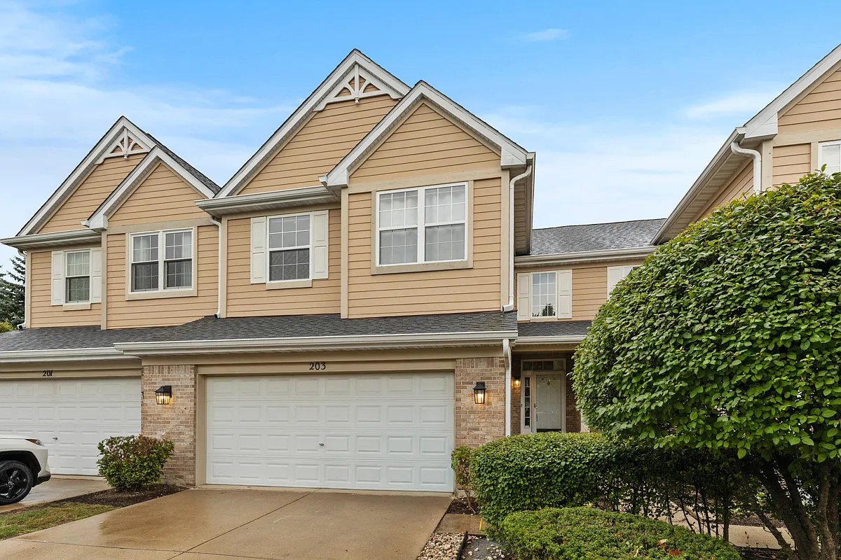 3 bed, 3.5 bath, 3183 sqft, $3,350 — Photo 2