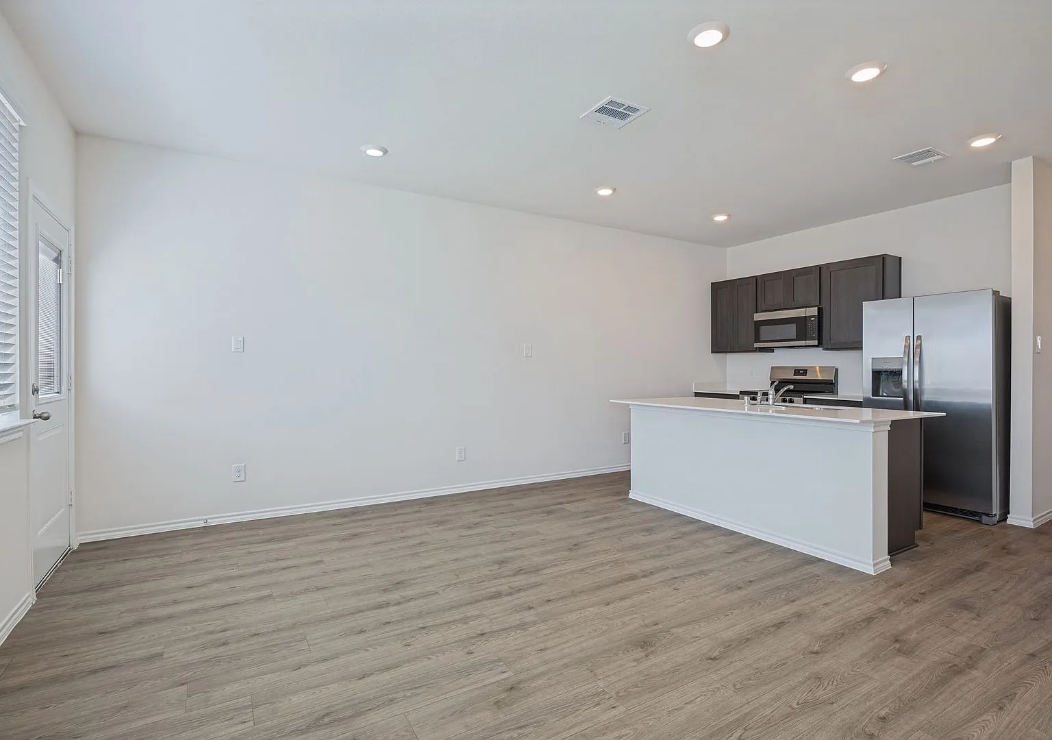 Modern 2-Bedroom Townhome in Princeton 209 Tall Cedar Way — Photo 3