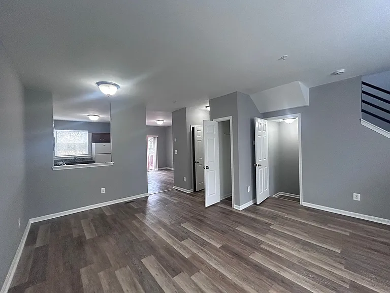 2571 Francis St — Photo 6