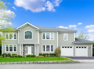 4 Schoen Ln, New Rochelle, NY 10804
