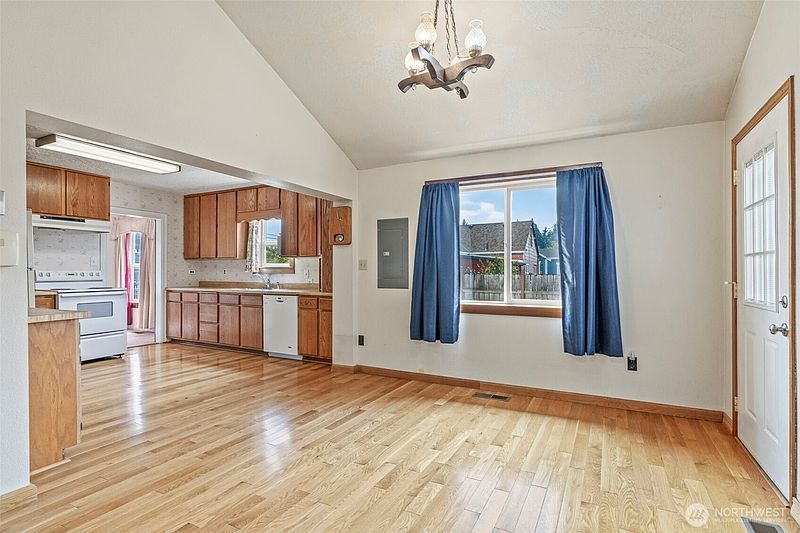 5th image of 2631 48th Avenue