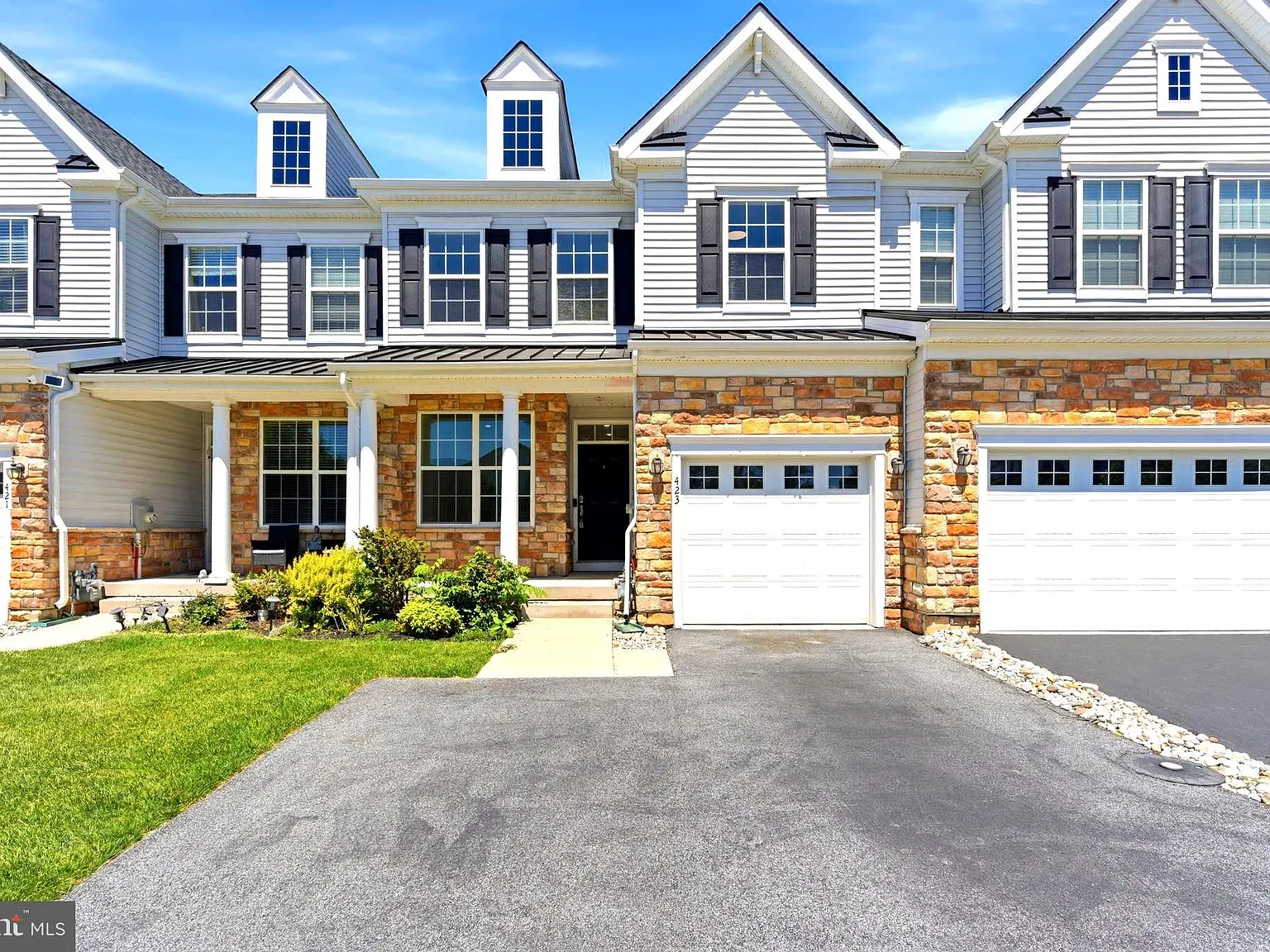 3 bed, 3.5 bath, 3031 sqft, $3,600 — Photo 1