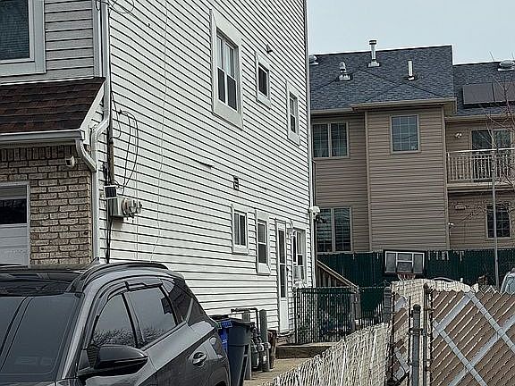 2nd image of 335 Willow Rd E
