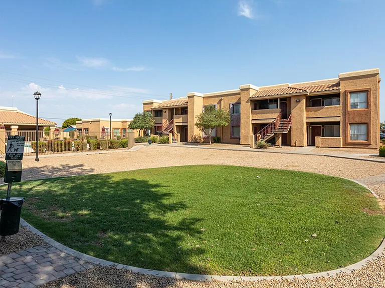 San Marina Apartments — Photo 6