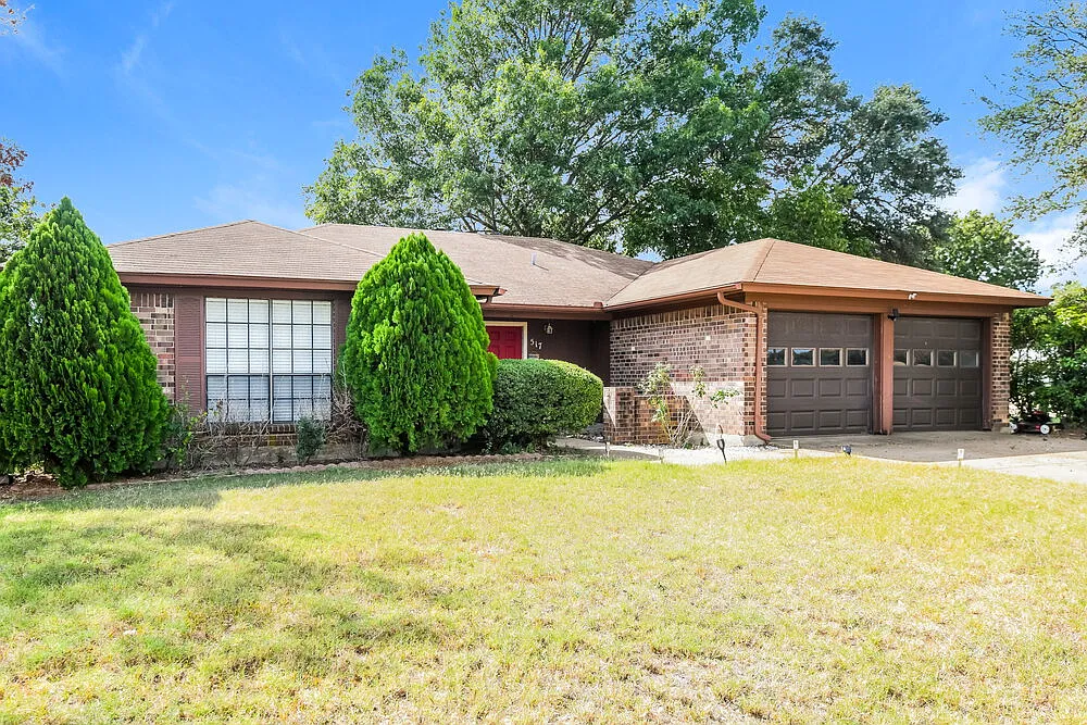 3 bed, 2.0 bath, 1523 sqft, $2,145 — Photo 1