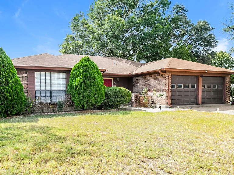 517 Daniels Dr — Photo 1