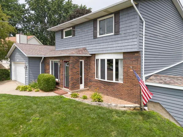 2604 E 34th Street Ct, Davenport, IA 52807