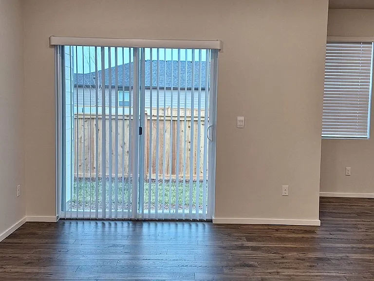 1454 NE Boxcar Dr — Photo 2
