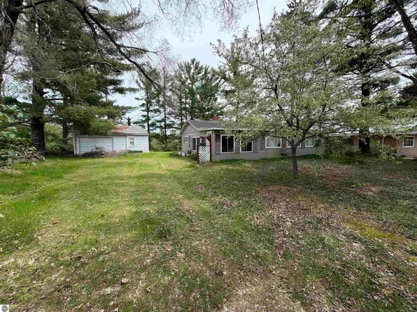 382 S Scott Dr, Farwell, MI 48622