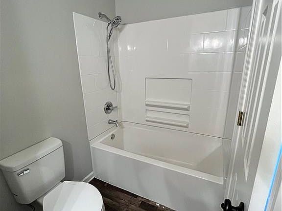 5th image of 382 Fairway Dr APT 2