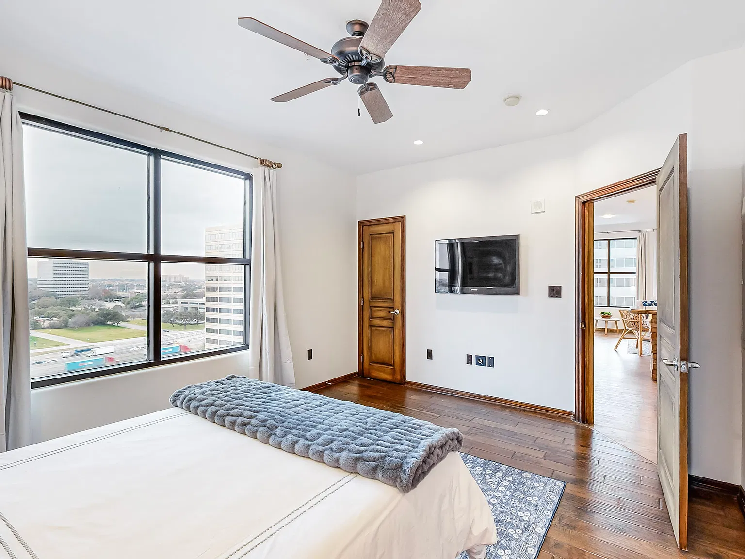 1 bed, 984 sqft, $2,500 — Photo 3