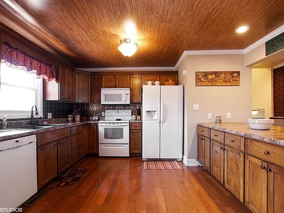 04_1212StoneyDr_5_Kitchen_HiRes