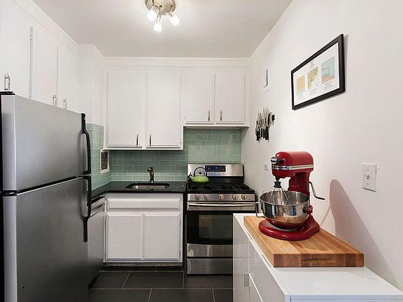 3rd image of 16 W 16th St #11