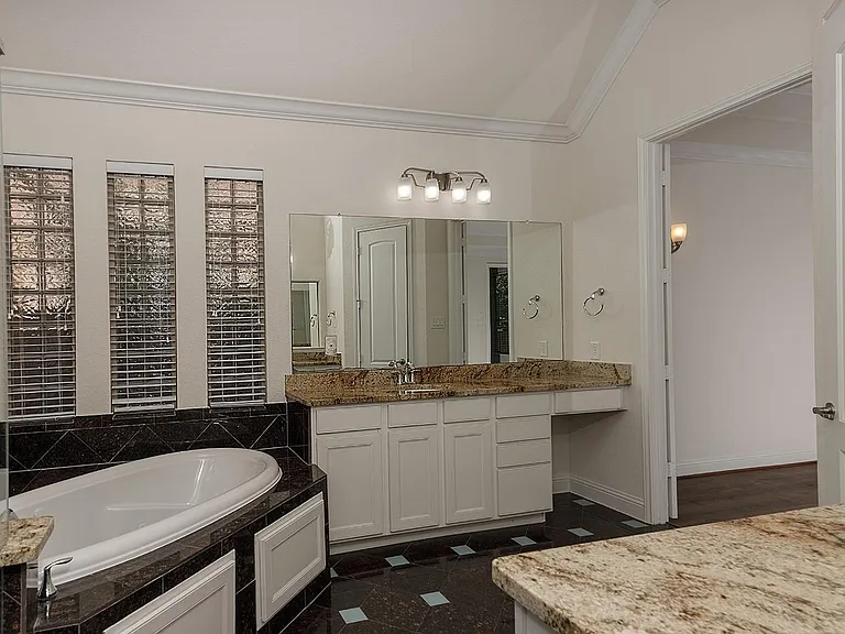 46 Caprice Bend Pl — Photo 20