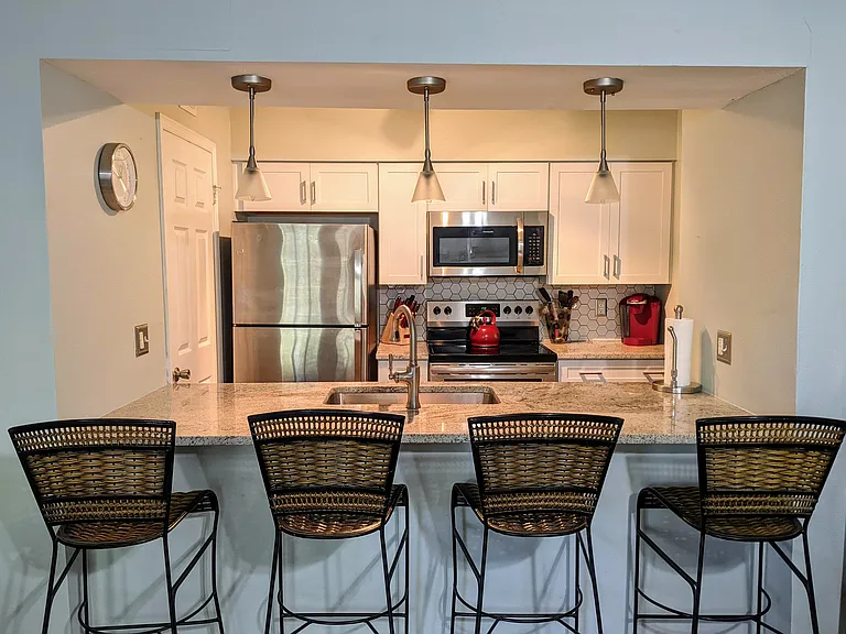1000 W Horatio St — Photo 8
