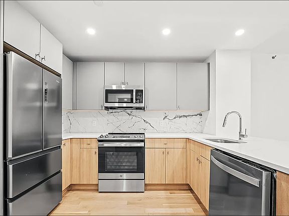 3rd image of 45 Lenox Rd #5FF