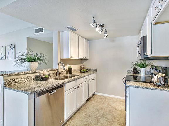 4th image of 2132 W Glenrosa Ave