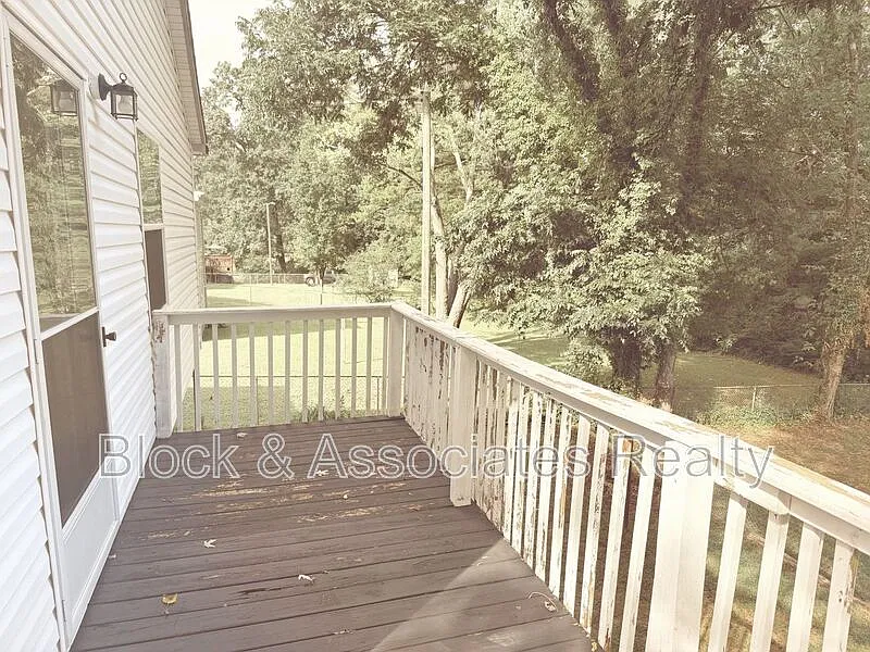 2 bed, 1.0 bath, $995 — Photo 2