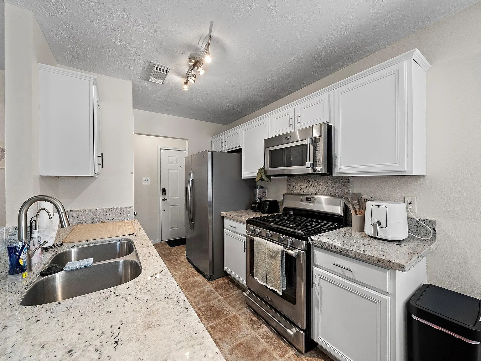 3 bed, 2.0 bath, 1190 sqft, $4,500 — Photo 2