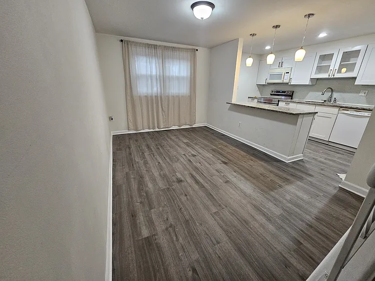 Regina Dr — Photo 17