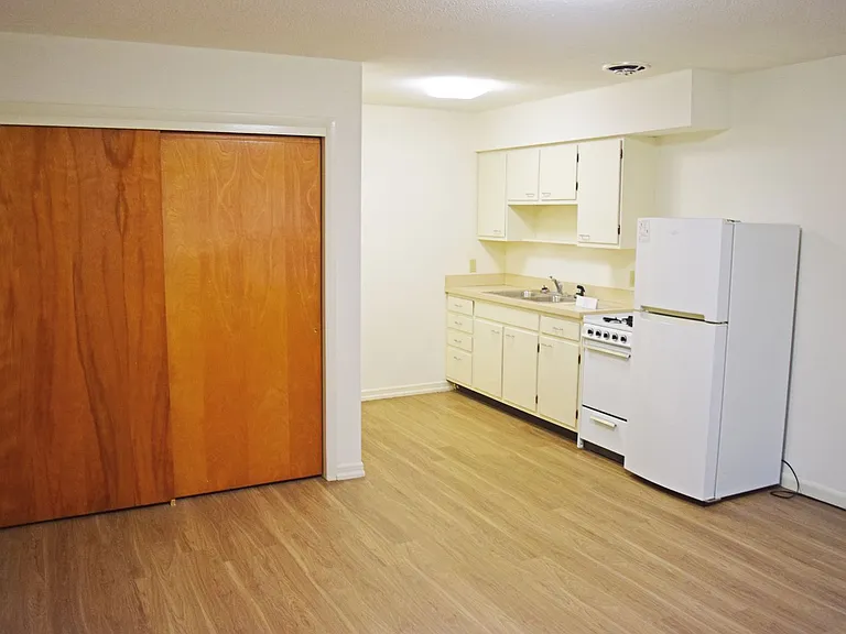 402 W Clark St — Photo 6