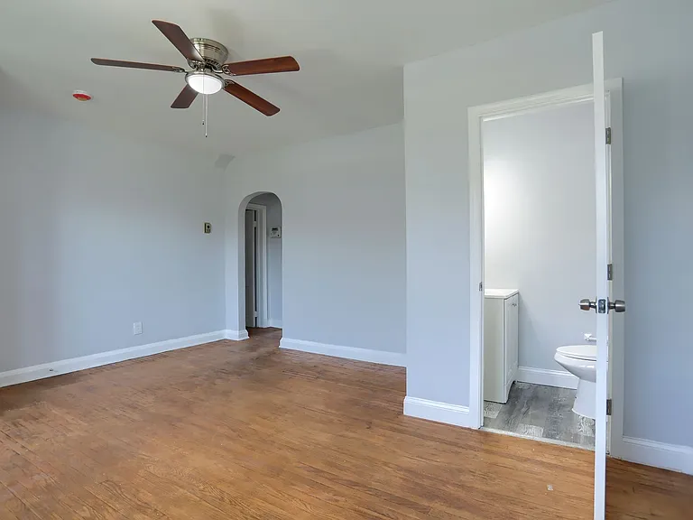 1323 N Kenwood Ave — Photo 9