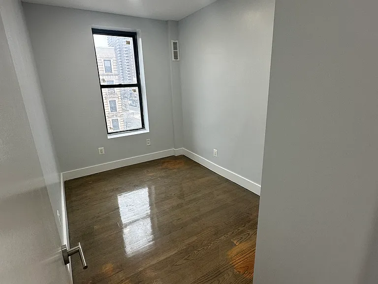 1987 Davidson Ave #10 — Photo 5