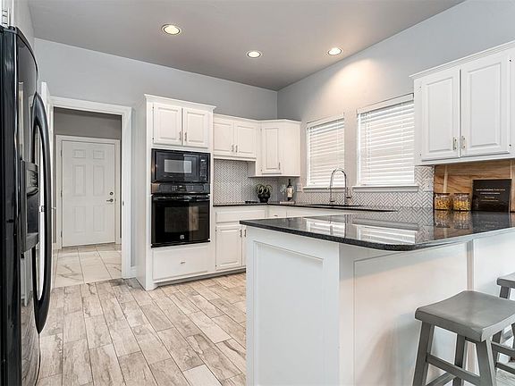 5th image of 701 Inverary Dr