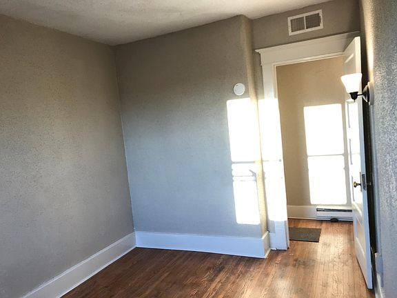 3rd image of 1944 Seneca St #15