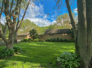 162 Harbor Dr, Lake Barrington, IL 60010